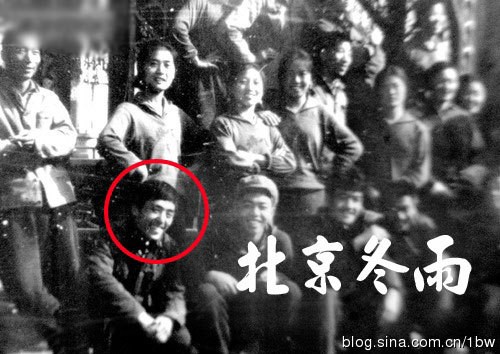 Năm 1978, cậu học trò Trương Nghệ Mưu thi đậu vào Học viện Điện ảnh Bắc Kinh. Trong gia đình, Nghệ Mưu là con cả, dưới nữa là 2 người em trai, hiện tại gia đình họ Trương vẫn đang sinh sống ở Tây An, tỉnh Thiểm Tây.